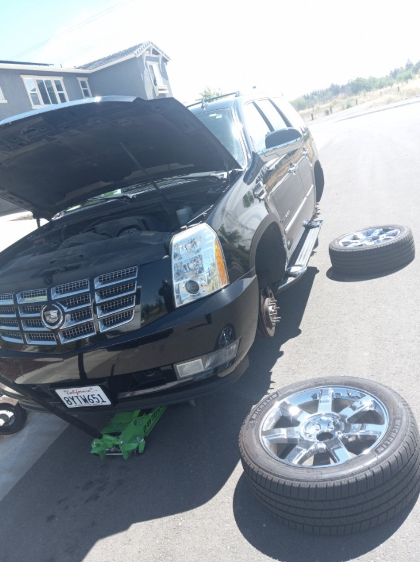 this image shows flat tire changing services in Metairie, LA